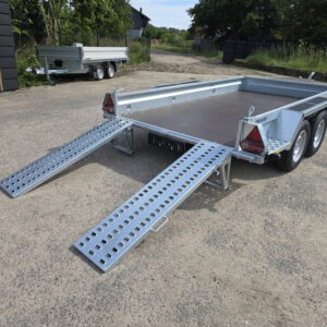 Remorque ZASŁAW MK350TH ND pour le transport d'une mini-pelle d'un PTAC de 3,5 t. Rampes