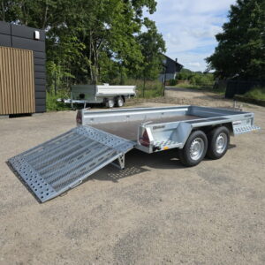 Remorque ZASŁAW MK350TH pour le transport d'une mini-pelle d'un PTAC de 3,5 tonnes