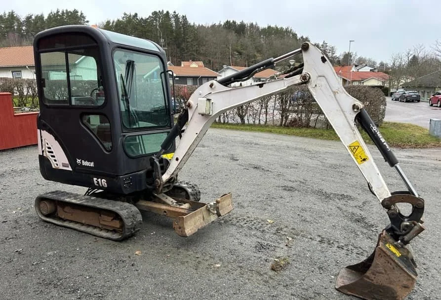 Bobcat E16 avec 4 godets