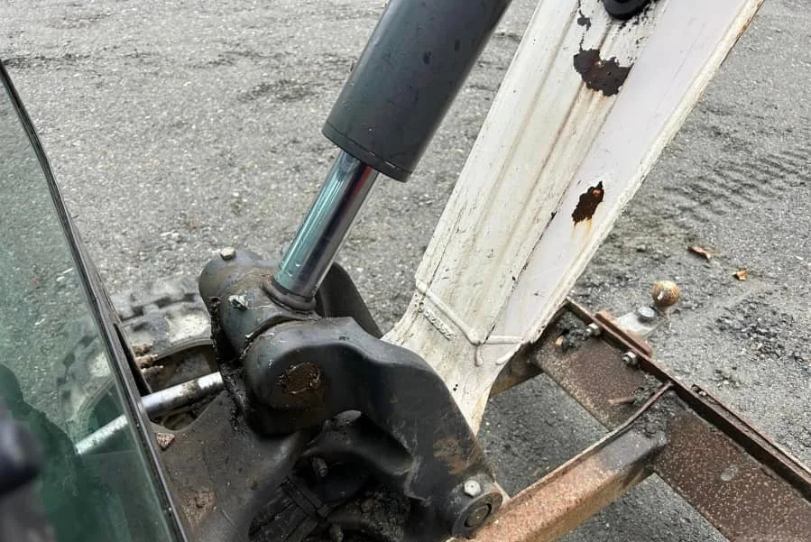 Bobcat E16 avec 4 godets – Image 40
