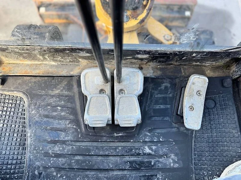 Caterpillar 302.4D – Image 6