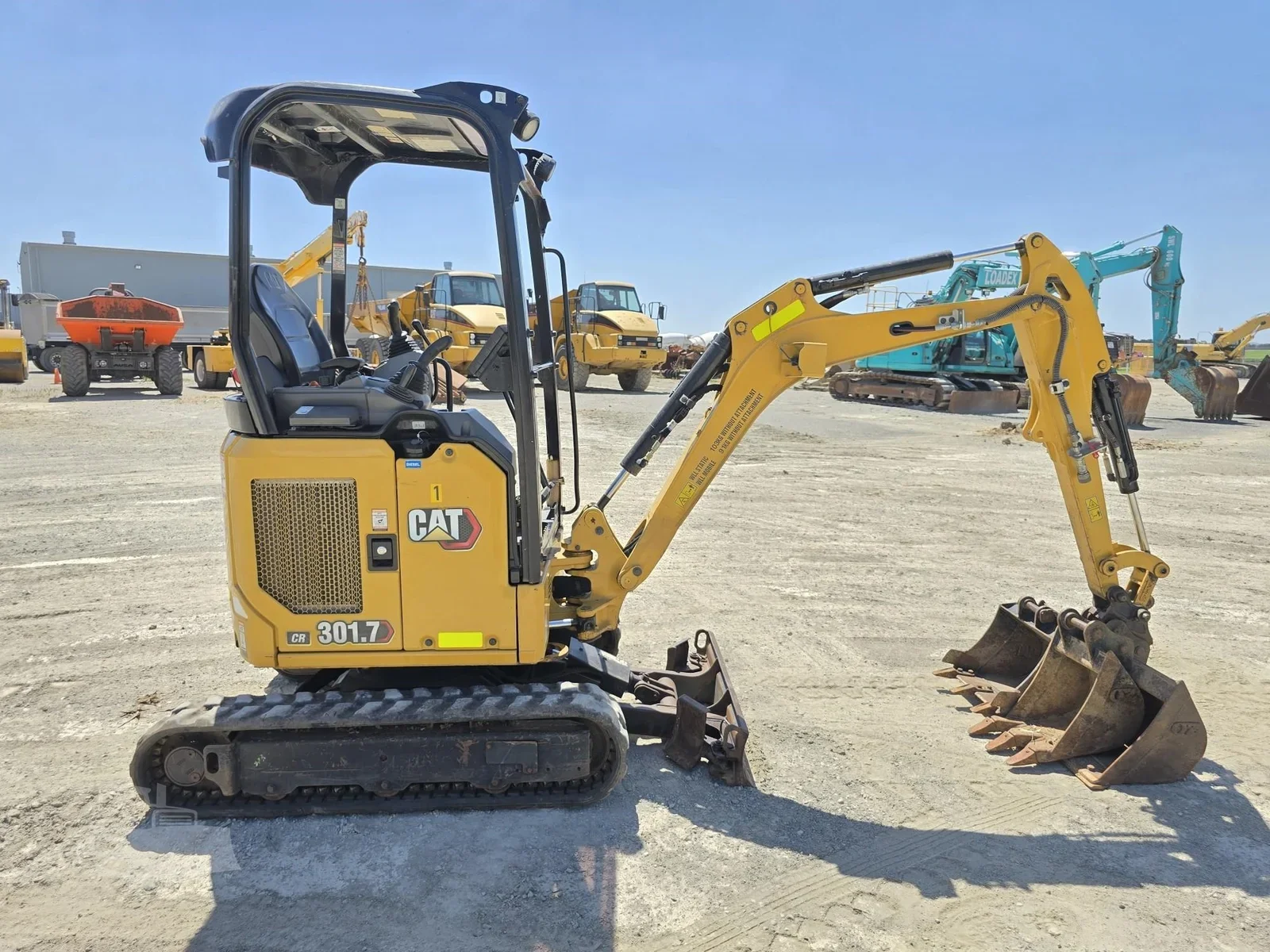 Mini Pelle Caterpillar 301.7CR 1,8 T + 3 godets + Remorque – Image 11