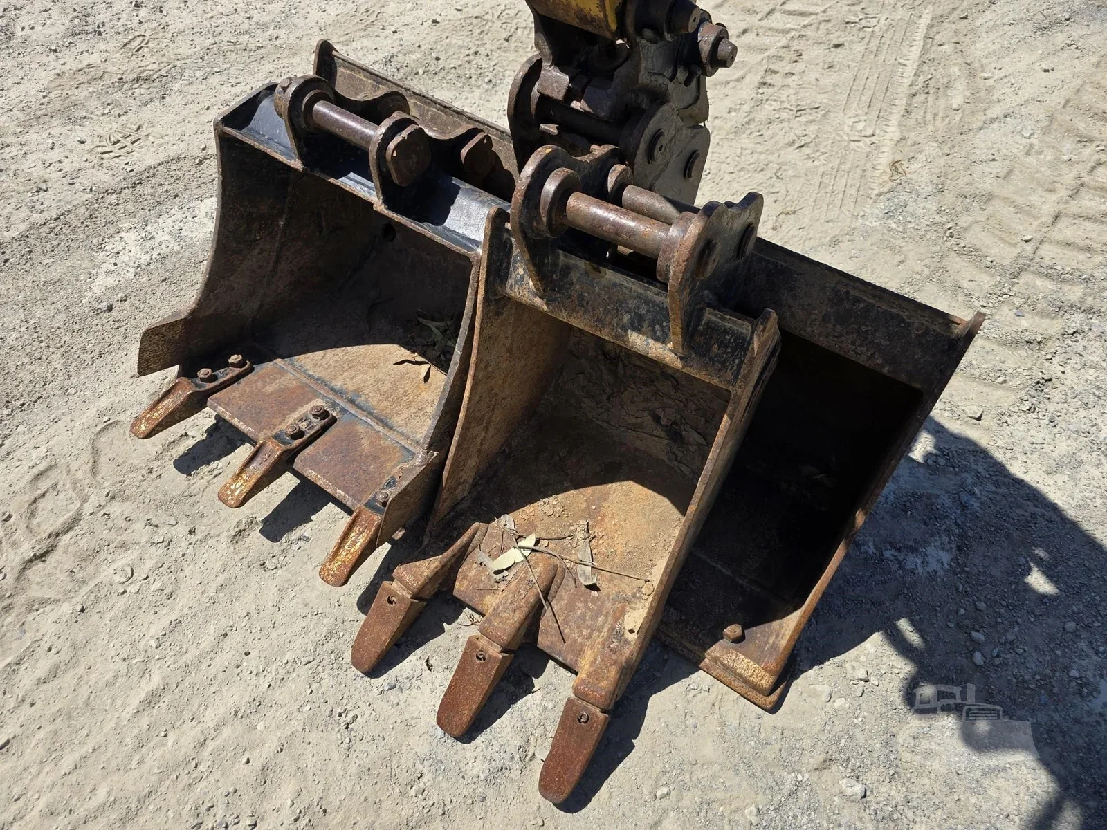 Mini Pelle Caterpillar 301.7CR 1,8 T + 3 godets + Remorque – Image 16