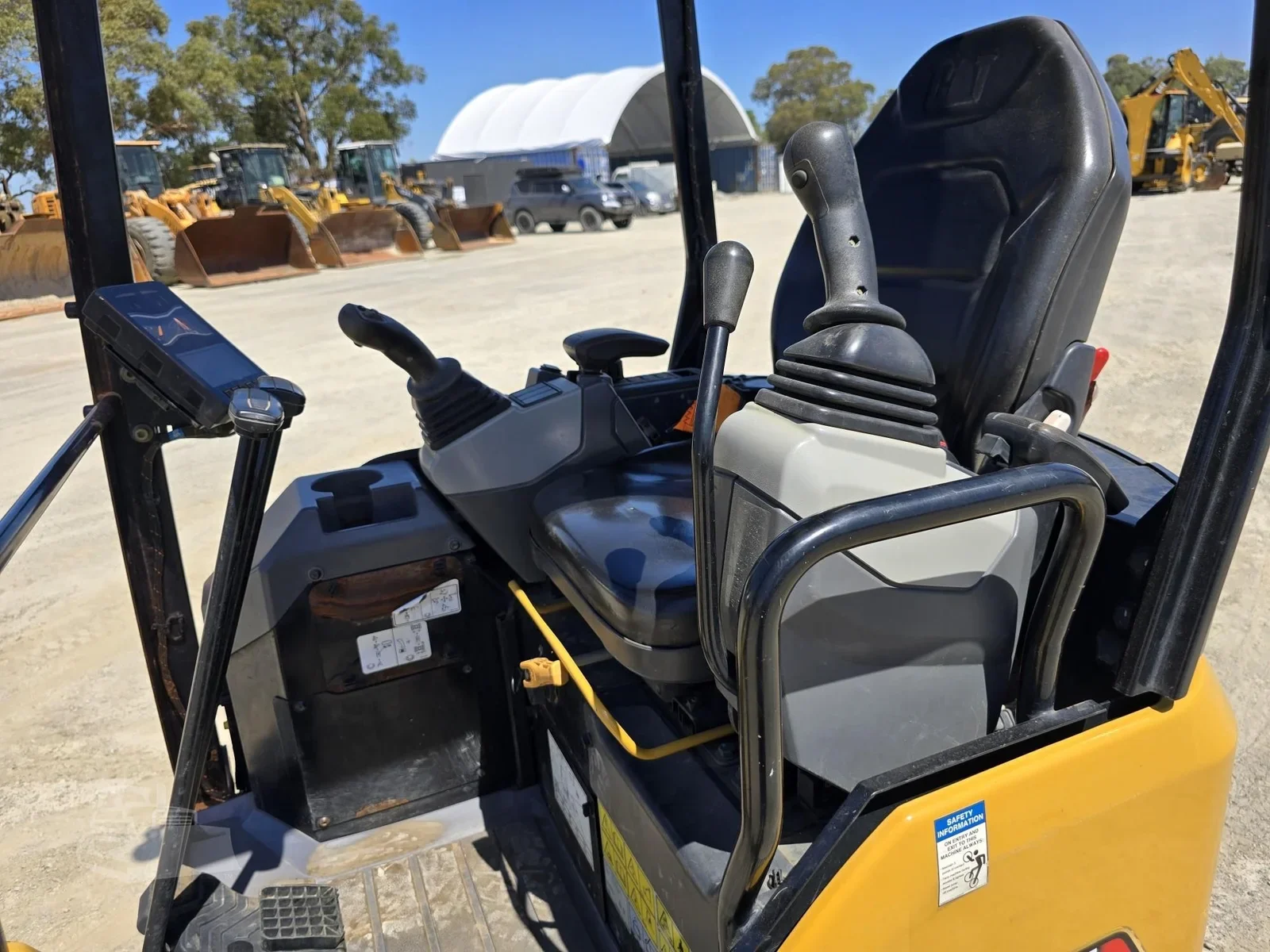 Mini Pelle Caterpillar 301.7CR 1,8 T + 3 godets + Remorque – Image 19