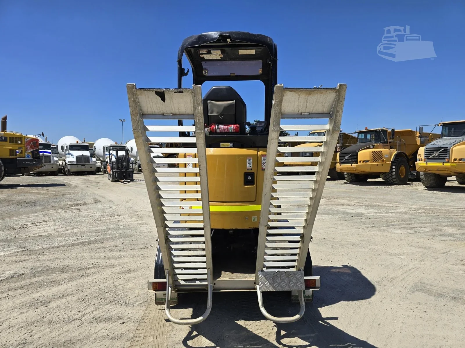 Mini Pelle Caterpillar 301.7CR 1,8 T + 3 godets + Remorque – Image 2