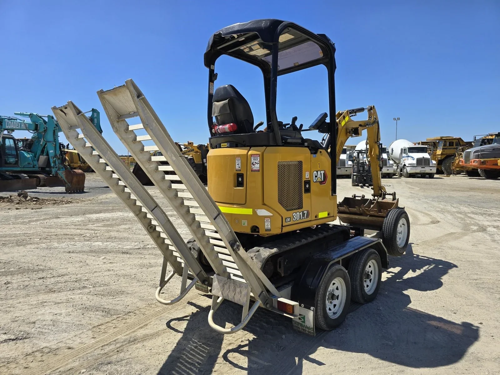 Mini Pelle Caterpillar 301.7CR 1,8 T + 3 godets + Remorque – Image 3