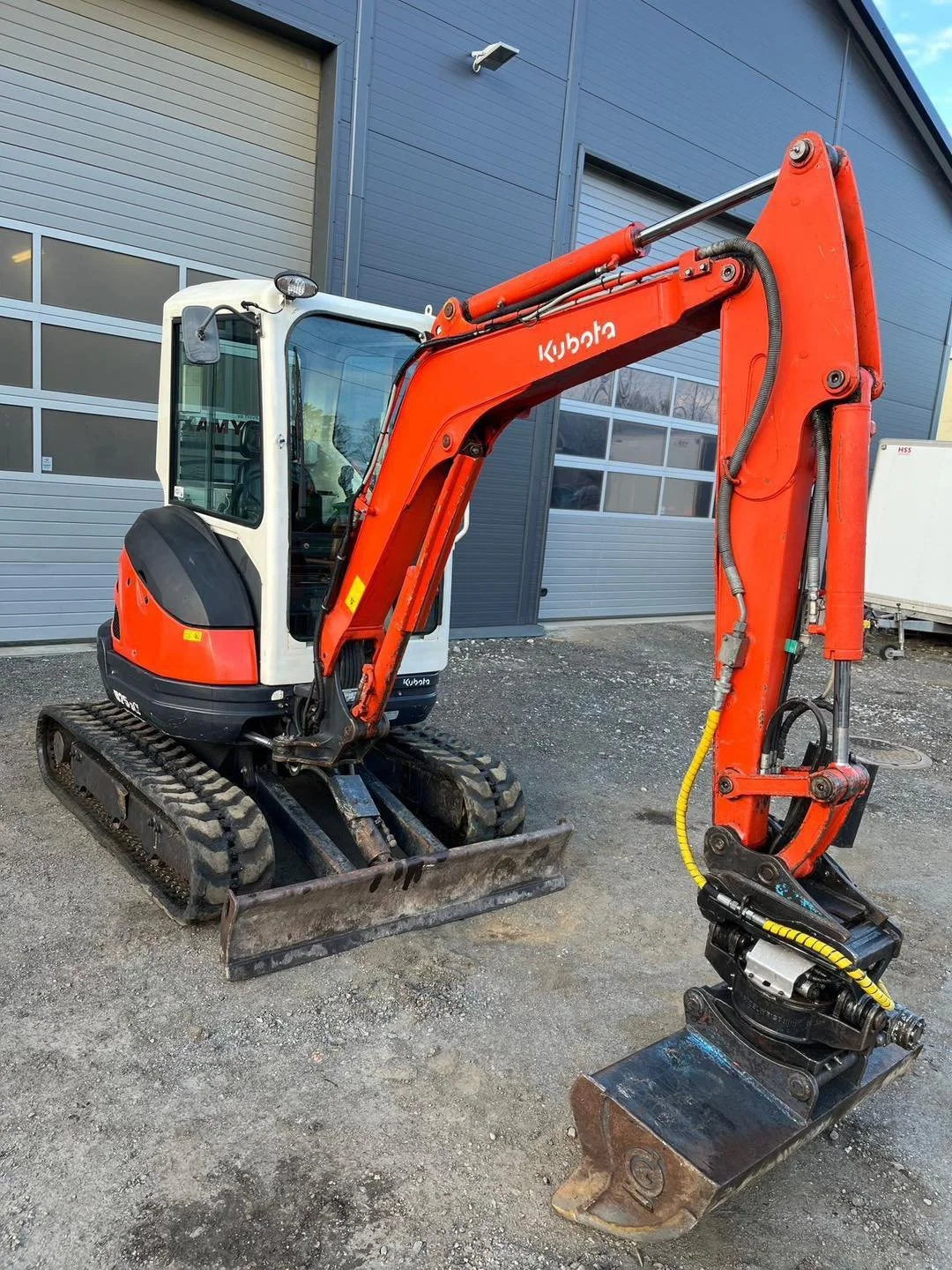 Kubota U25 avec 3 Godets et Remorque et BRH – Image 10