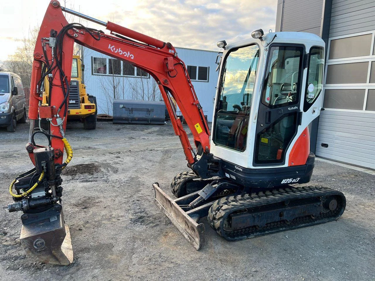 Kubota U25 avec 3 Godets et Remorque et BRH – Image 20