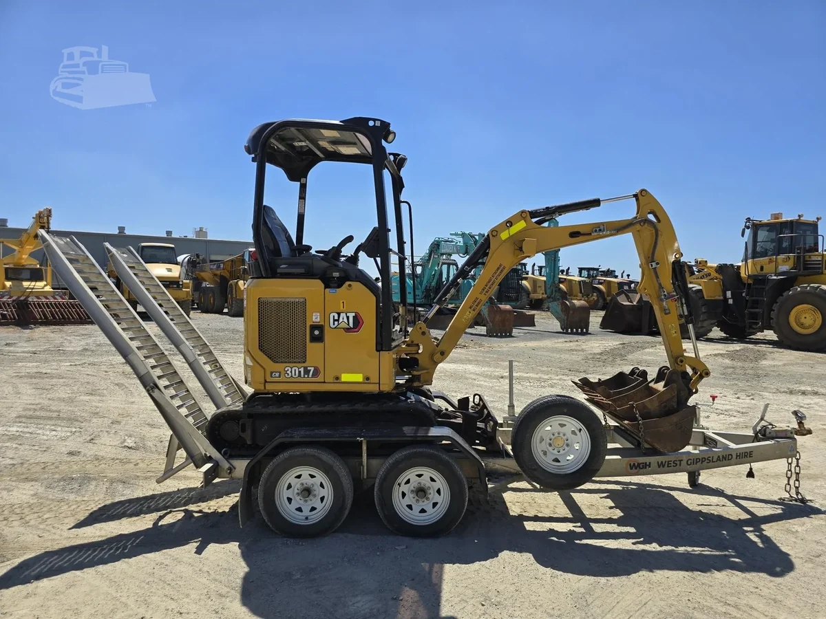 Mini Pelle Caterpillar 301.7CR 1,8 T + 3 godets + Remorque – Image 4
