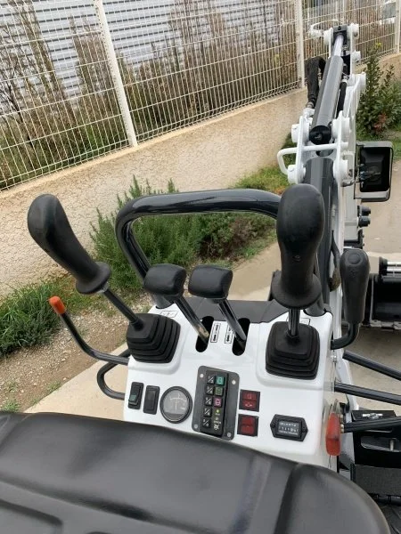 Mini Pelle Bobcat 320 1,6T + 3 godets – Image 7