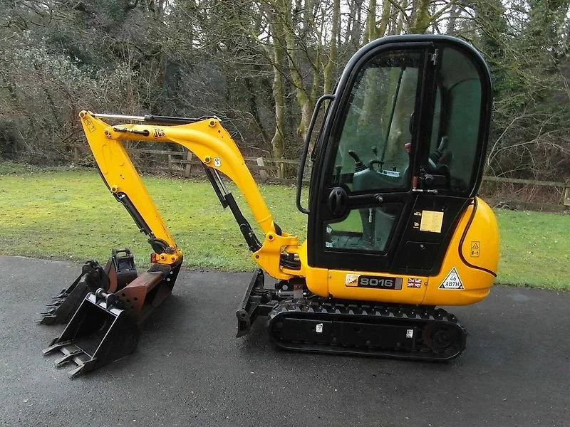 Mini Pelle JCB 8016 CTS avec 4 godets