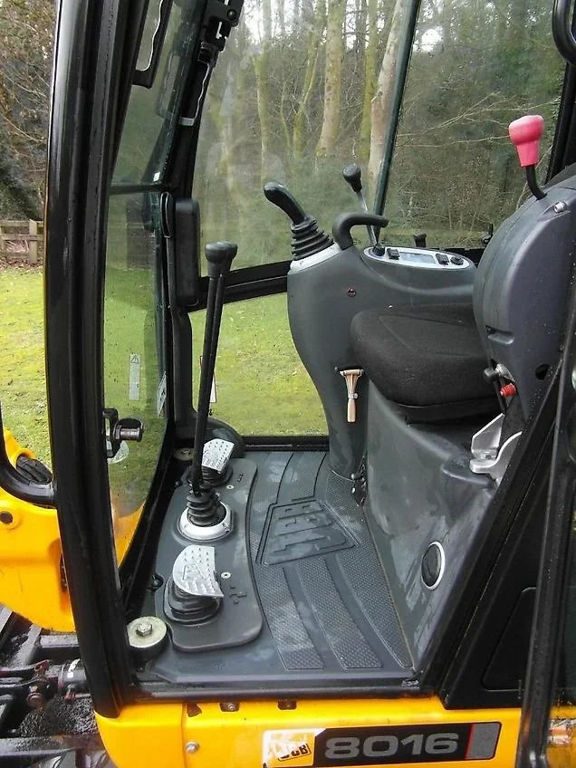 Mini Pelle JCB 8016 CTS avec 4 godets – Image 8