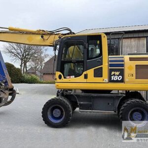 Pelle Komatsu PW180-10 avec des Godets