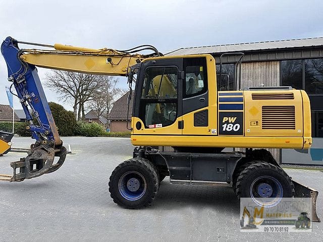 Pelle Komatsu PW180-10 avec des Godets