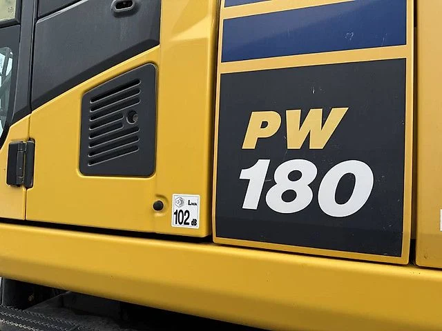 Pelle Komatsu PW180-10 avec des Godets – Image 4