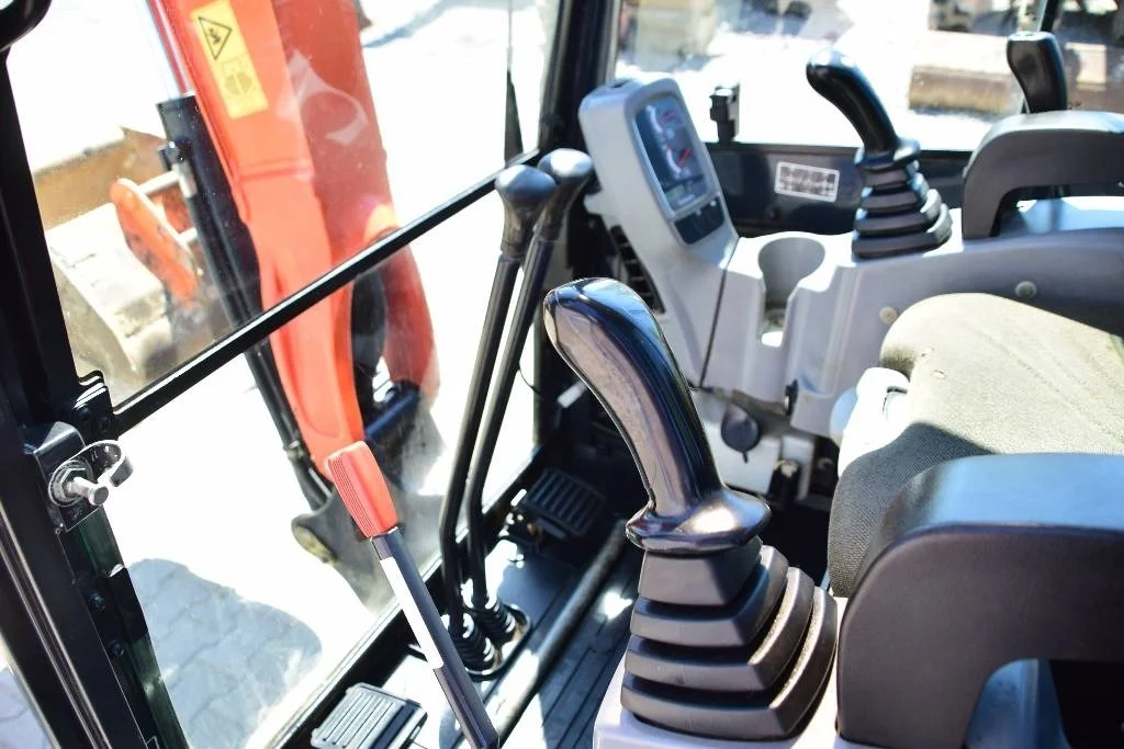 Mini Pelle Kubota U27-4 2,6 T+ 3 godets + Attache rapide – Image 9