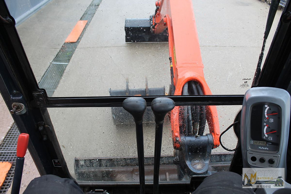Mini pelle Kubota U27-4 avec 3 godets – Image 14