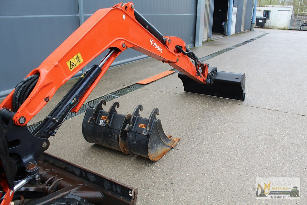 Mini pelle Kubota U27-4 avec 3 godets – Image 13