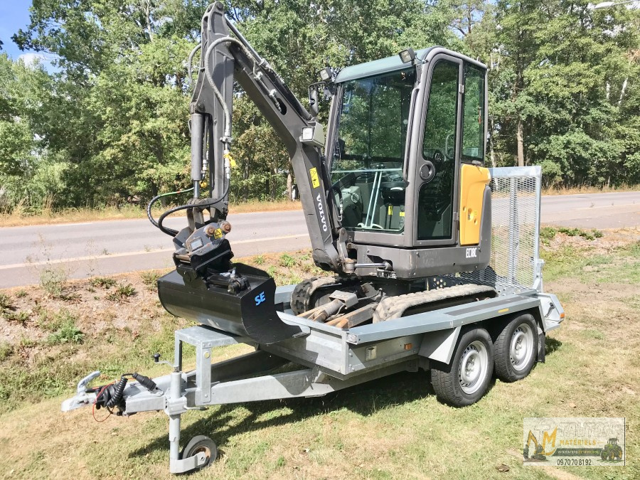 Mini Pelle Volvo EC18 avec 3 Godets et Remorque