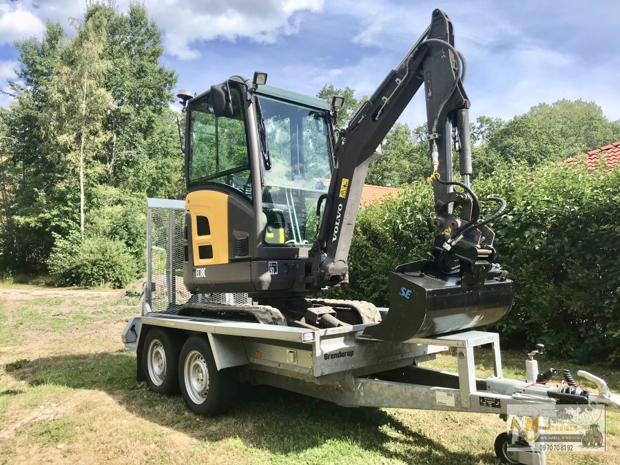 Mini Pelle Volvo EC18 avec 3 Godets et Remorque – Image 3