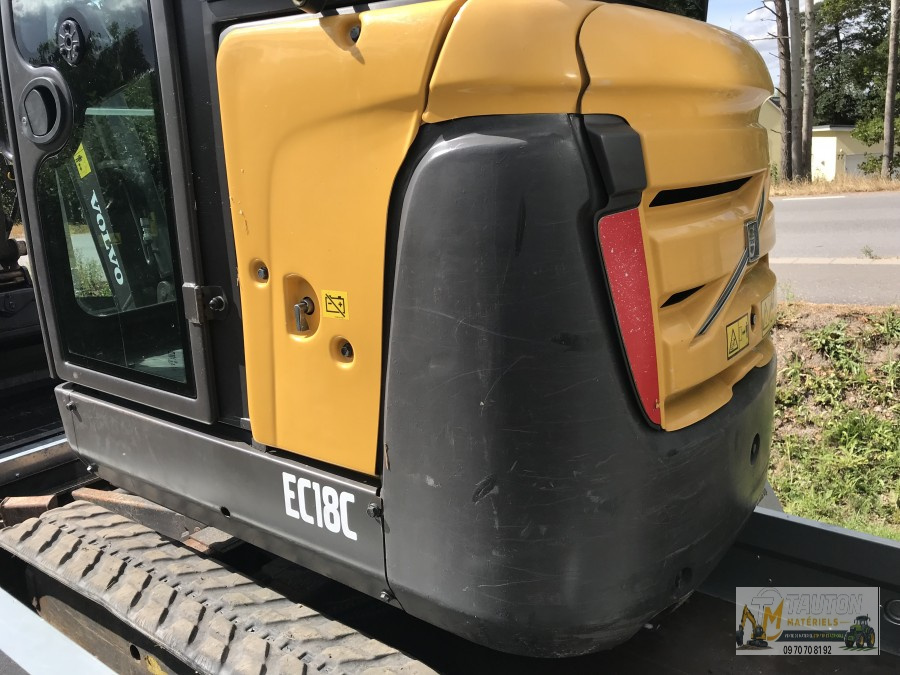 Mini Pelle Volvo EC18 avec 3 Godets et Remorque – Image 5
