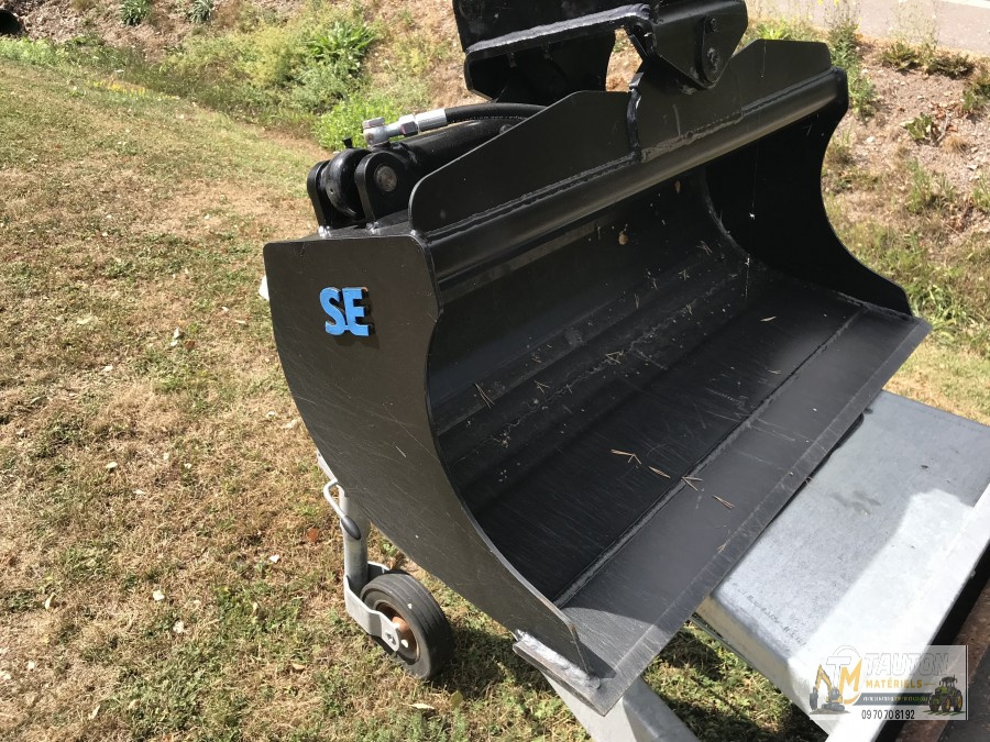 Mini Pelle Volvo EC18 avec 3 Godets et Remorque – Image 7
