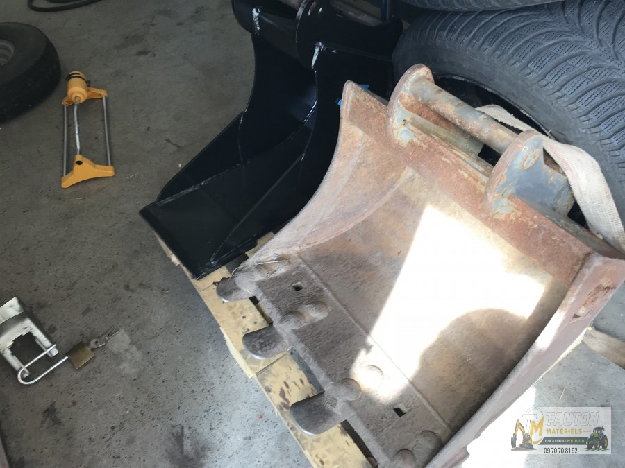 Mini Pelle Volvo EC18 avec 3 Godets et Remorque – Image 19