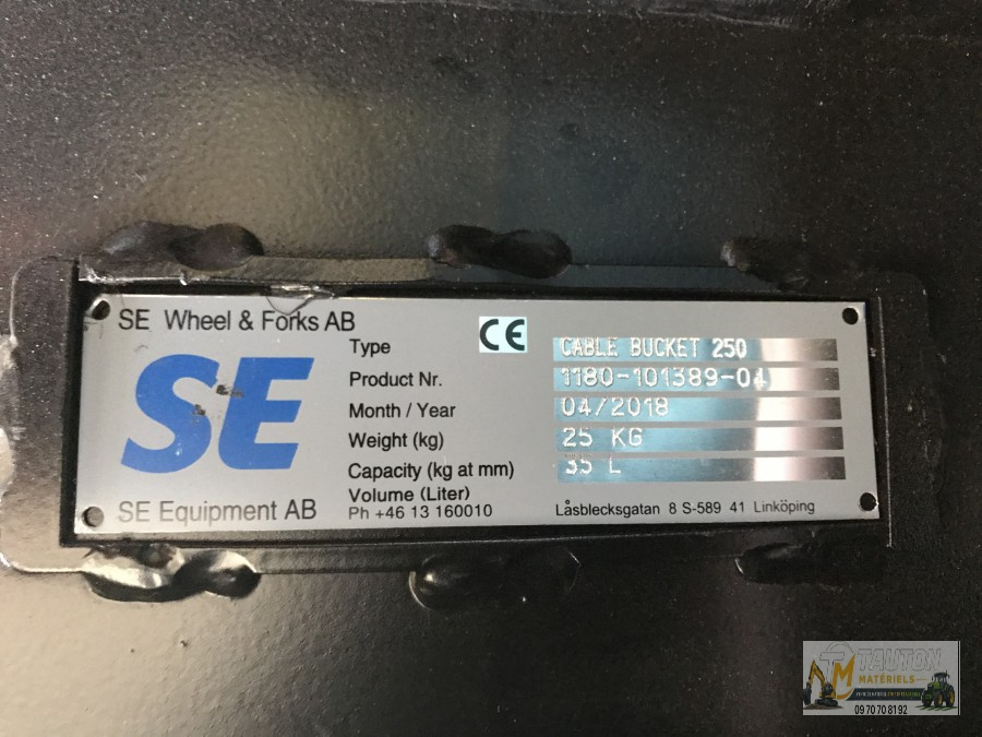 Mini Pelle Volvo EC18 avec 3 Godets et Remorque – Image 21