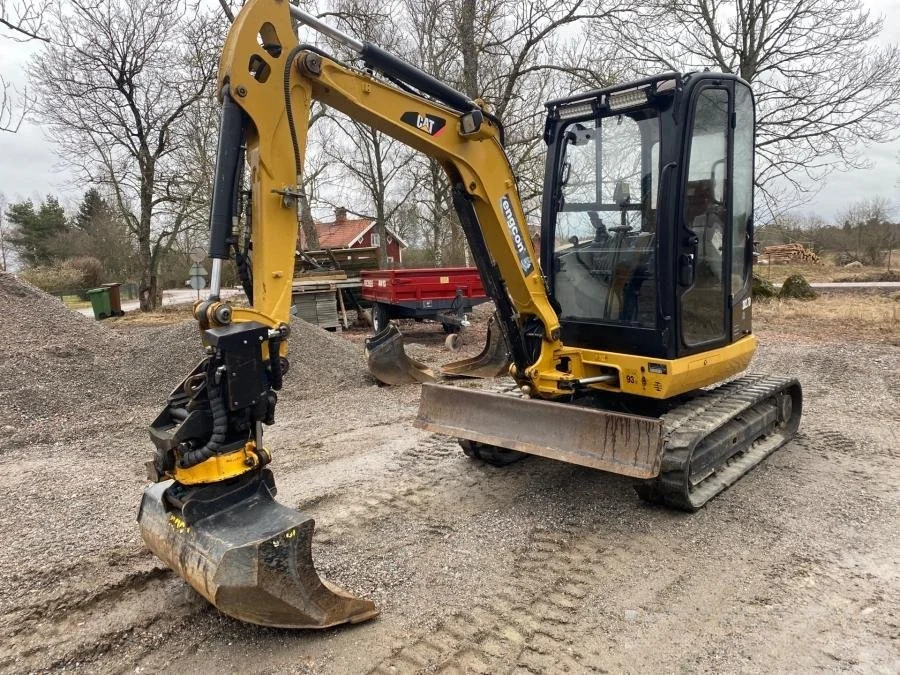 Caterpillar 302.7D avec BRH et 4 Godets + Remorque – Image 3