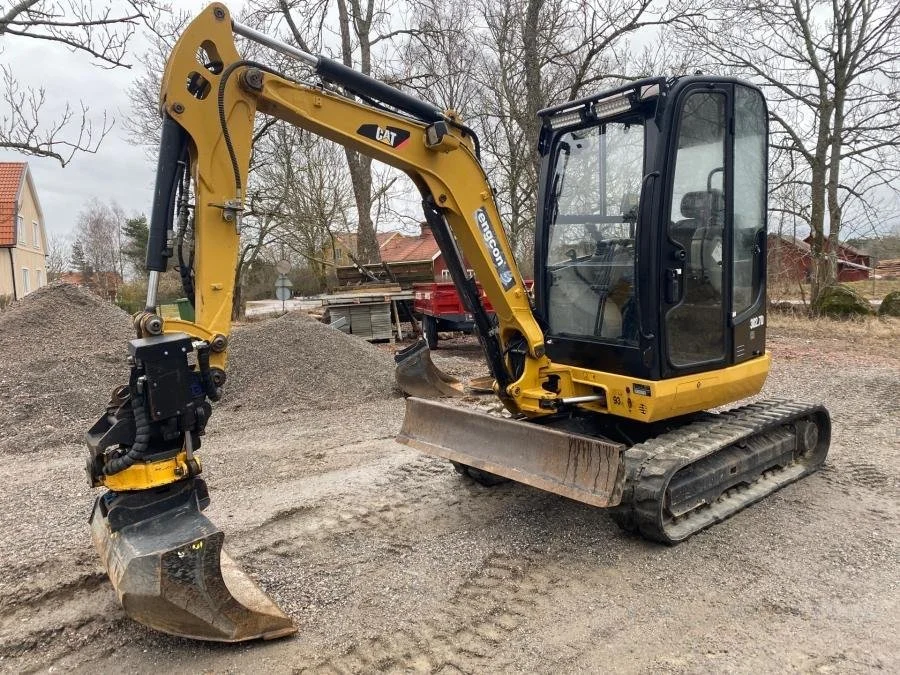 Caterpillar 302.7D avec BRH et 4 Godets + Remorque – Image 4