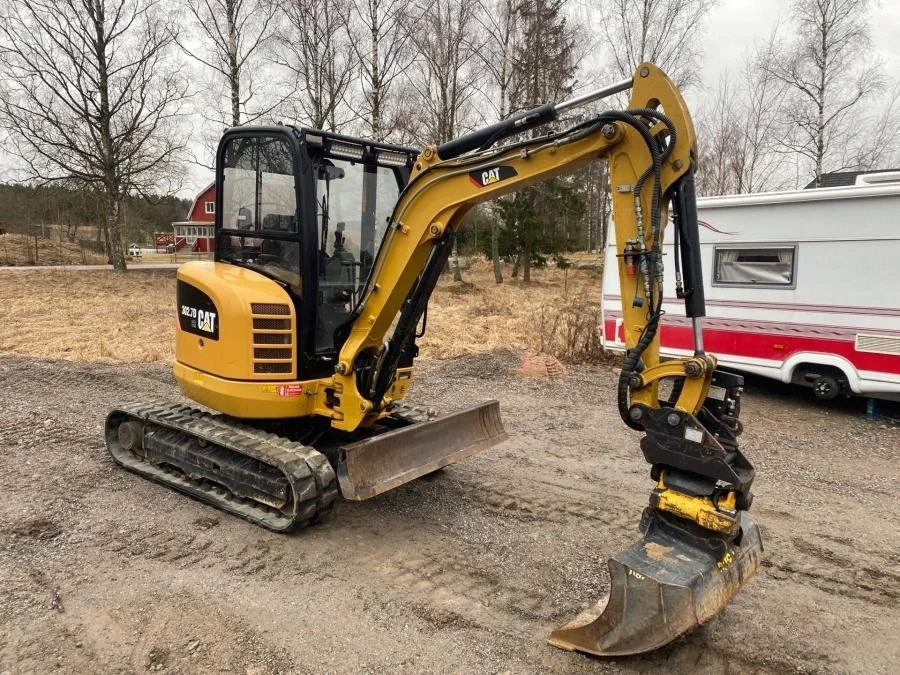 Caterpillar 302.7D avec BRH et 4 Godets + Remorque – Image 7