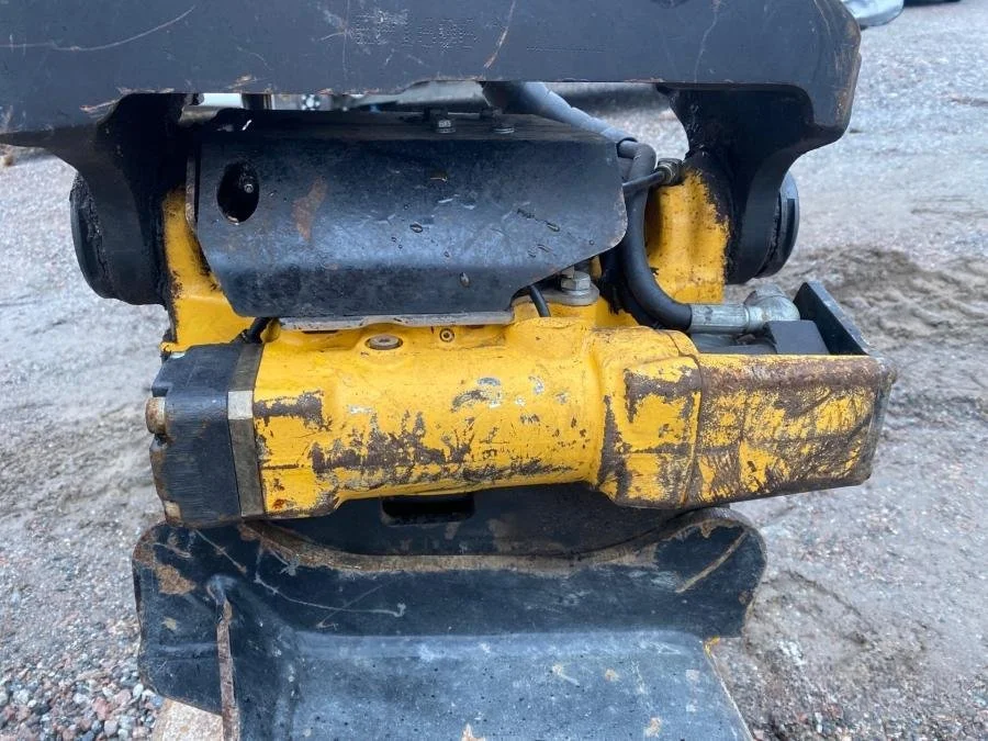 Caterpillar 302.7D avec BRH et 4 Godets + Remorque – Image 25