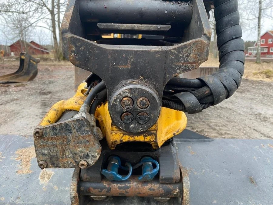 Caterpillar 302.7D avec BRH et 4 Godets + Remorque – Image 26