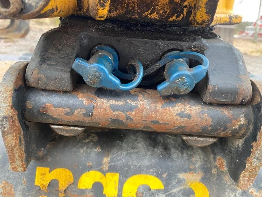 Caterpillar 302.7D avec BRH et 4 Godets + Remorque – Image 27