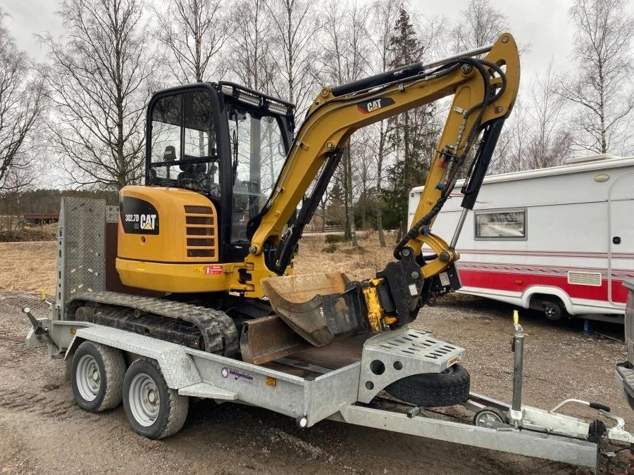 Caterpillar 302.7D avec BRH et 4 Godets + Remorque