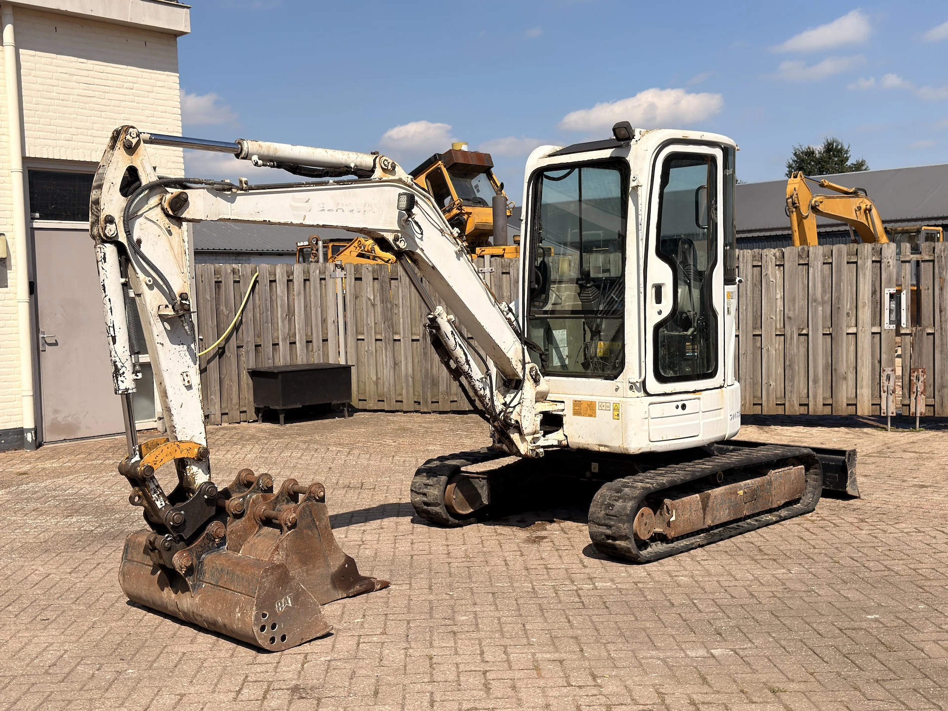 Caterpillar 303.5C CR avec 3 Godets – Image 27