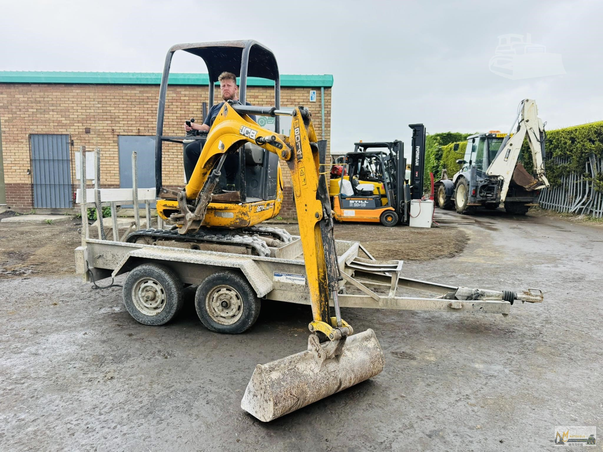 Mini Pelle JCB 8014 CTS avec Remorque et 4 Godets – Image 10