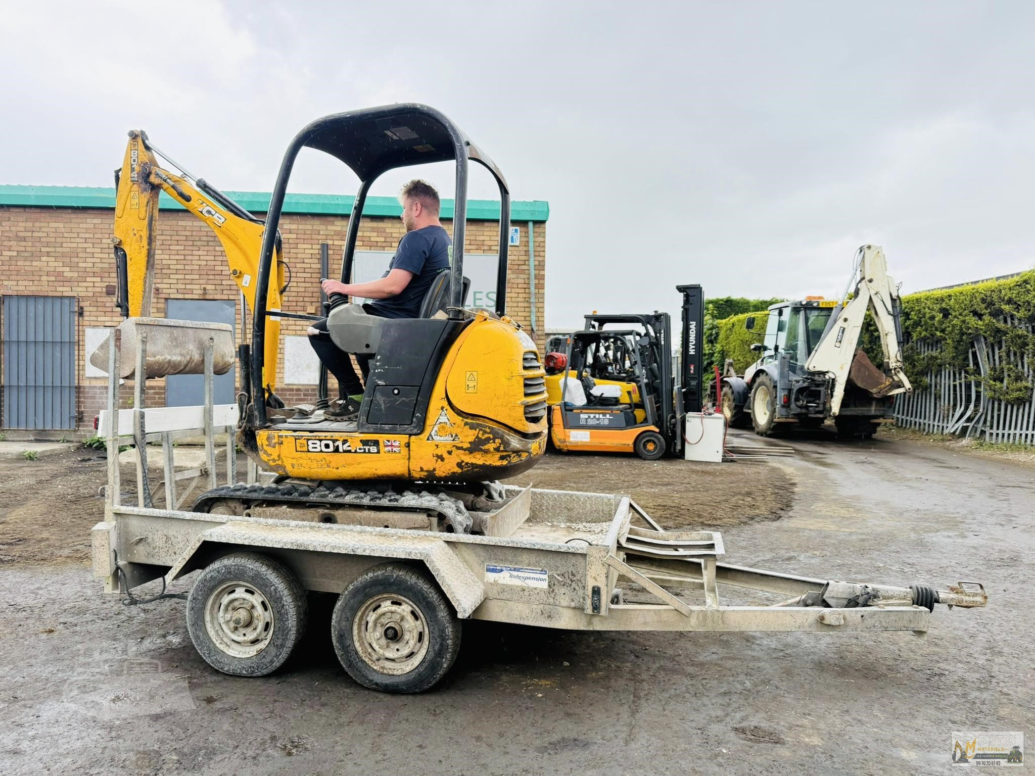Mini Pelle JCB 8014 CTS avec Remorque et 4 Godets – Image 11