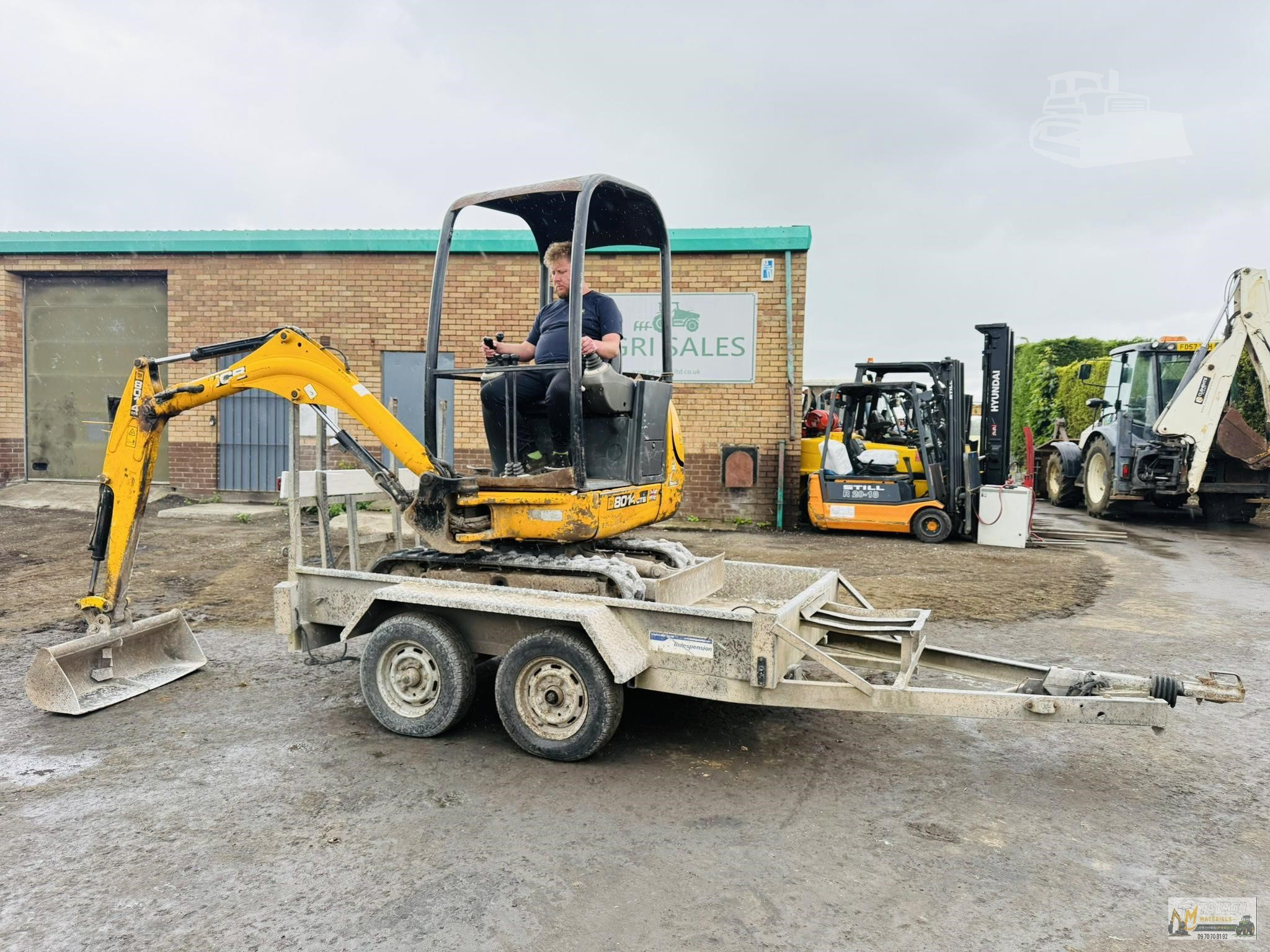 Mini Pelle JCB 8014 CTS avec Remorque et 4 Godets – Image 13
