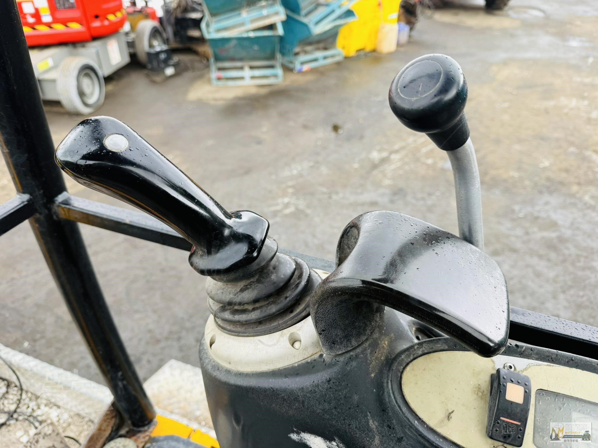 Mini Pelle JCB 8014 CTS avec Remorque et 4 Godets – Image 4