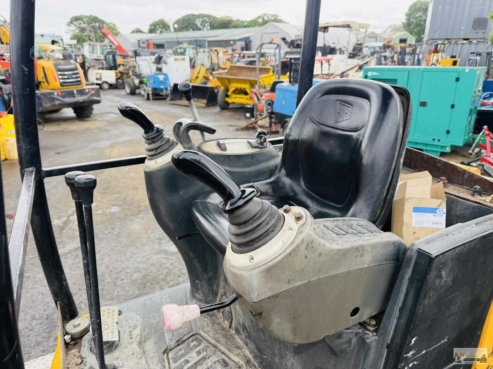 Mini Pelle JCB 8014 CTS avec Remorque et 4 Godets – Image 7