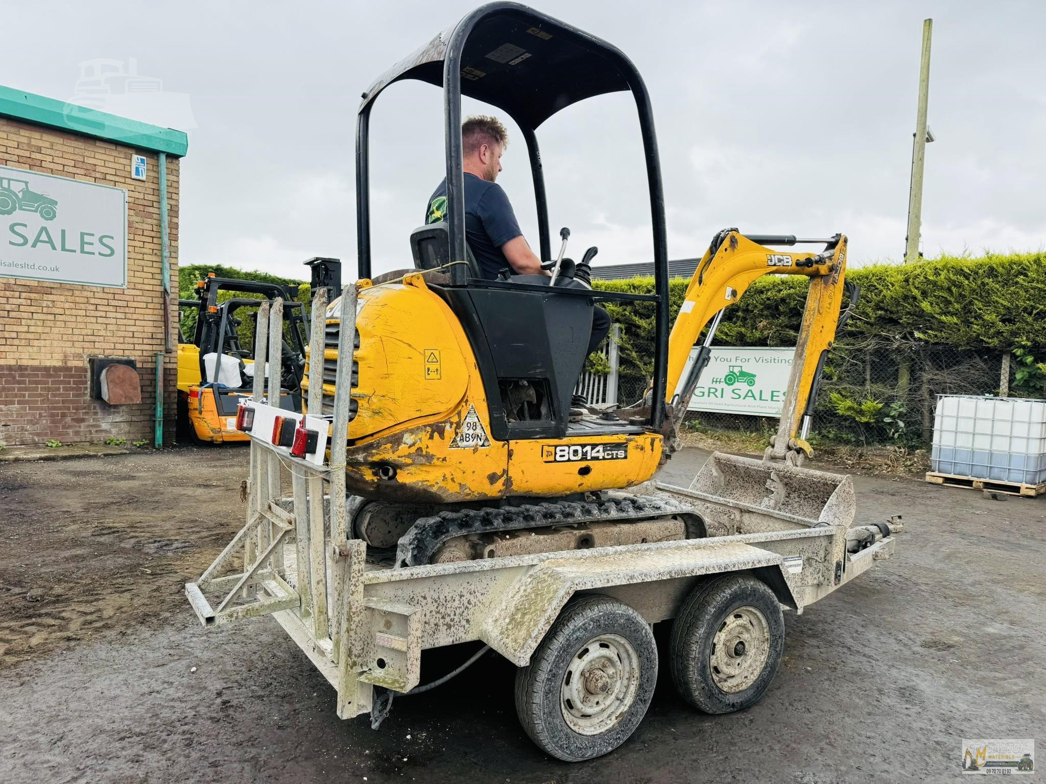 Mini Pelle JCB 8014 CTS avec Remorque et 4 Godets – Image 8