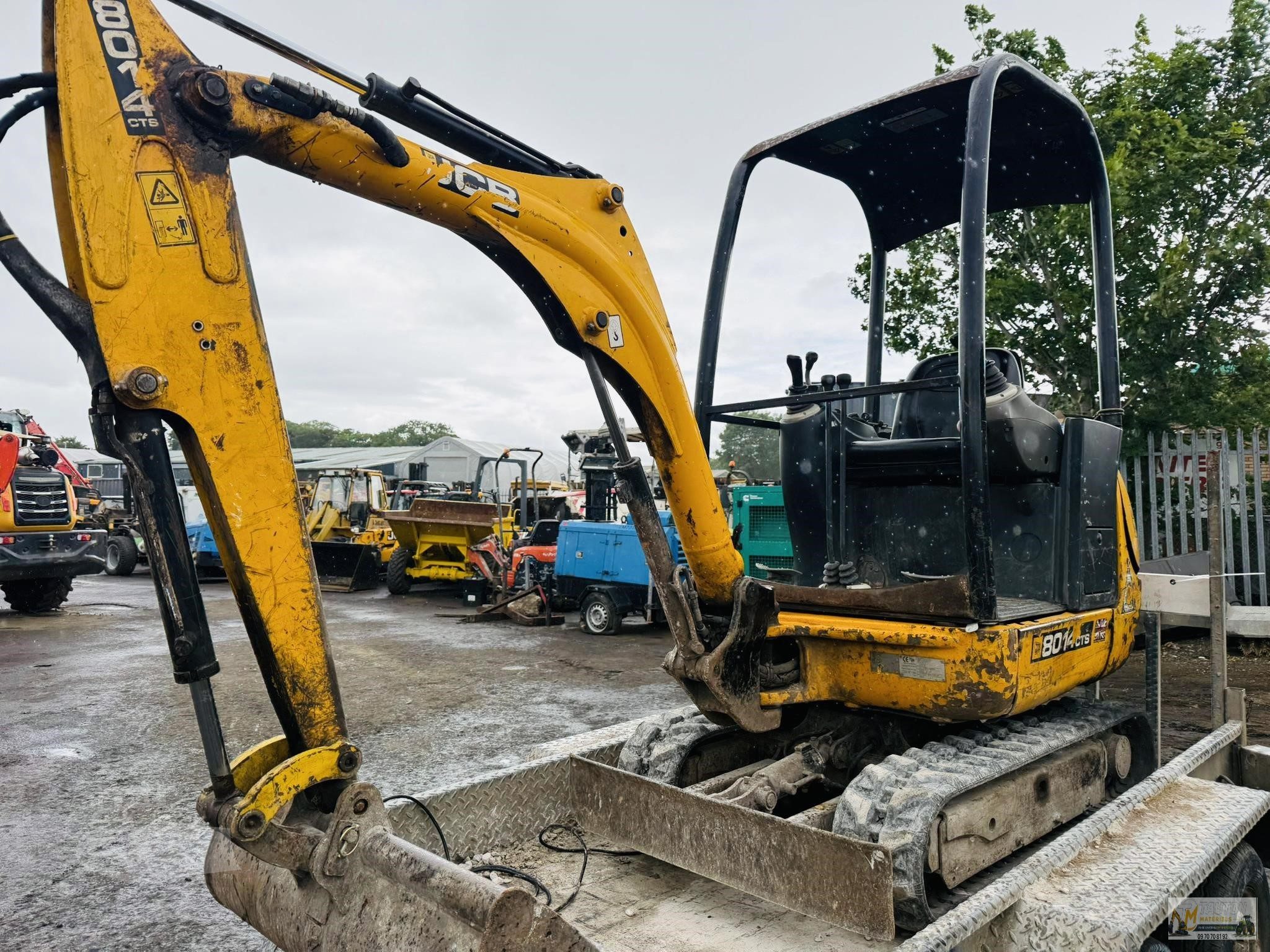Mini Pelle JCB 8014 CTS avec Remorque et 4 Godets – Image 9