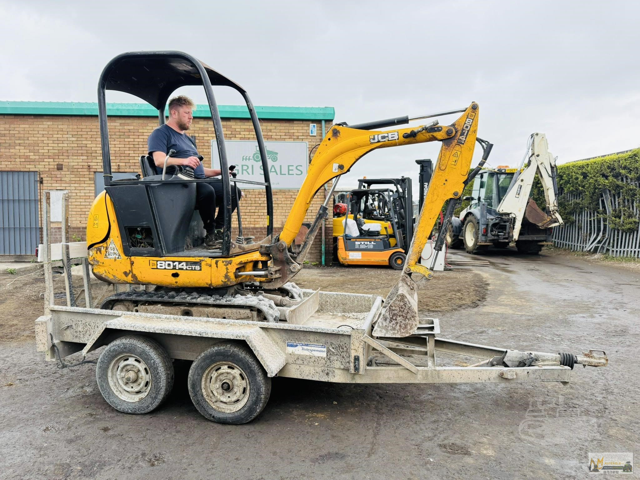 Mini Pelle JCB 8014 CTS avec Remorque et 4 Godets – Image 15