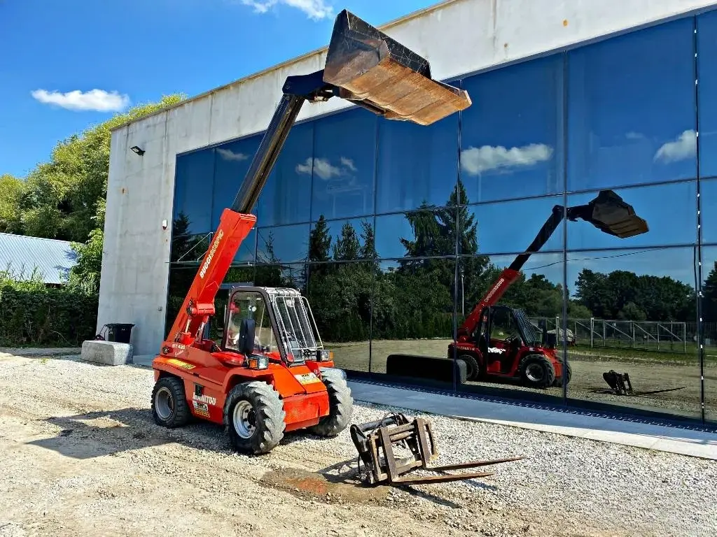 Chariot télescopique Manitou BT420 Fourches/ Godet/ Fouches à fumier – Image 21
