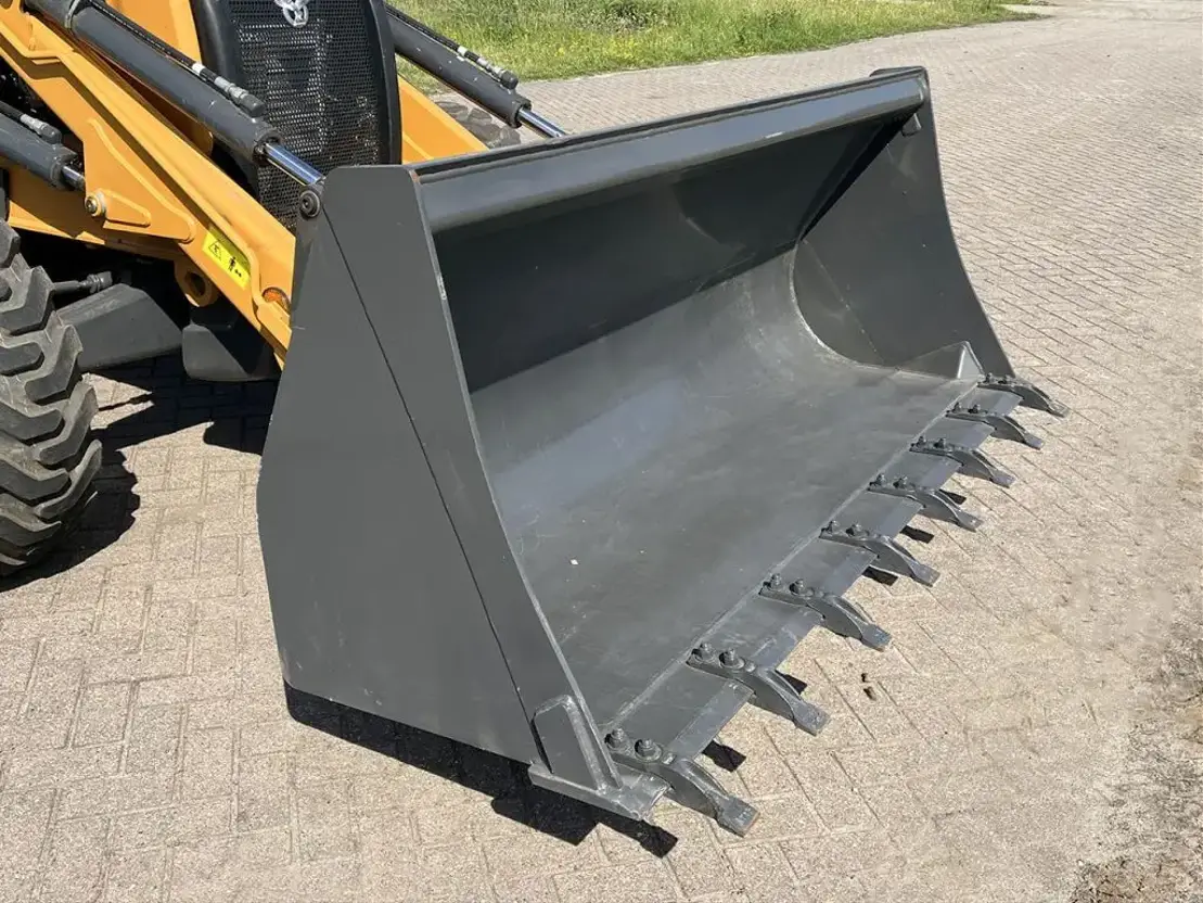Tractopelle Case 851FX – Image 2