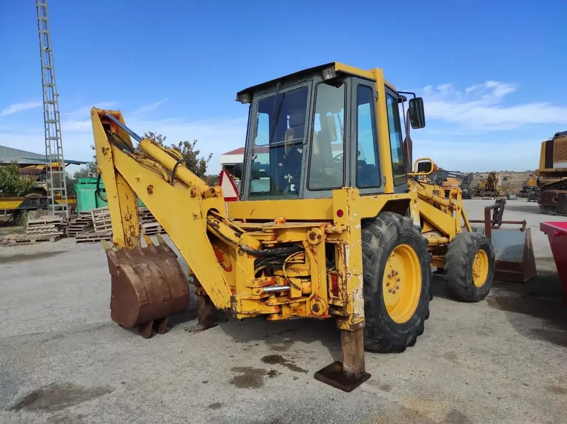 Tractopelle FAI 266-D